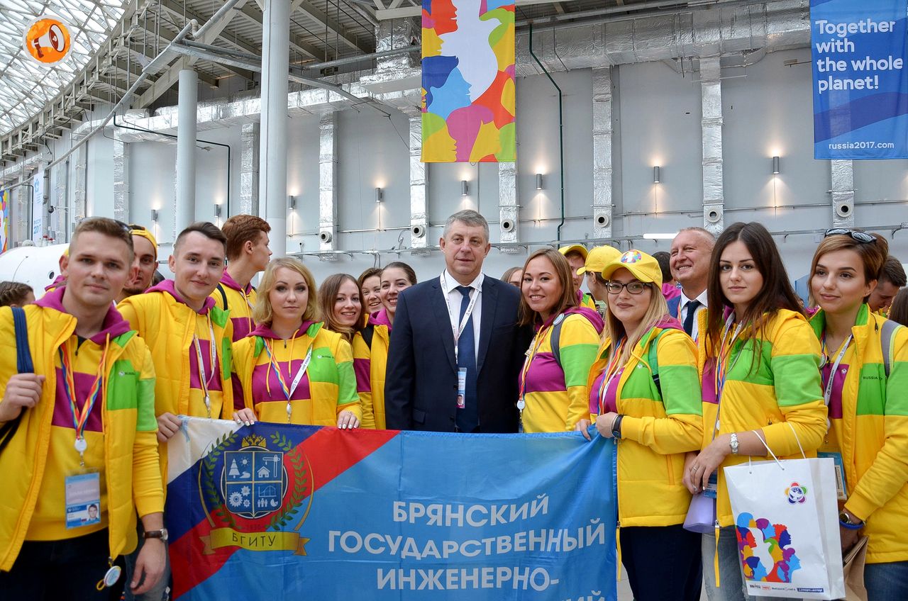 Губернатор Александр Богомаз встретился с делегацией молодежи Брянщины