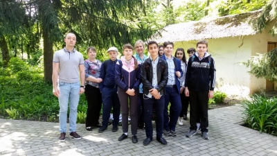 Экскурсия школьников  в Ботанический сад БГИТУ