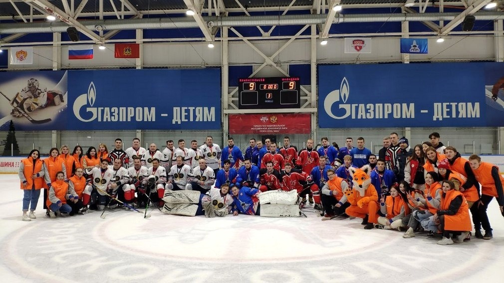Театрализованное представление на льду и товарищеский хоккейный матч между командой регионального Правительства и молодежной сборной