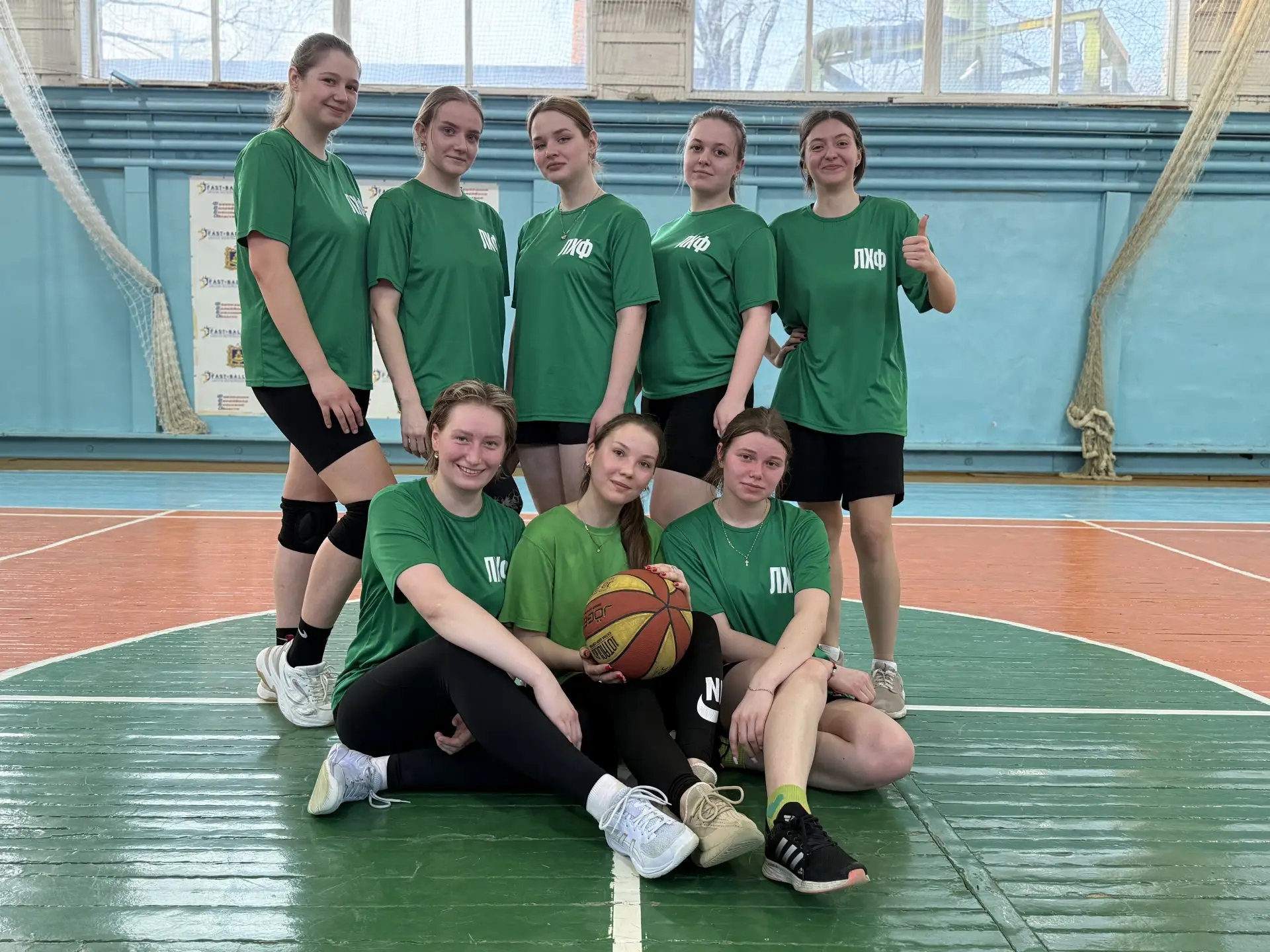 Соревнования по баскетболу среди девушек